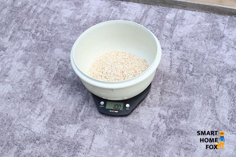 Овсяные хлопья после чистки на ковре с коротким ворсом